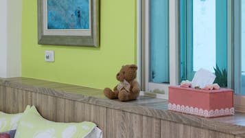 Quarto quádruplo clássico | Escrivaninha, cortinas blackout, quartos à prova de som