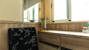 Quarto triplo clássico | Escrivaninha, cortinas blackout, quartos à prova de som