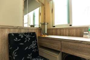 Classic Triple Room | Desk, blackout drapes, soundproofing, free WiFi - Yi-Jing B&B (Hualien City)