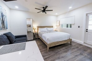 1 camera, biancheria in cotone egiziano, una scrivania