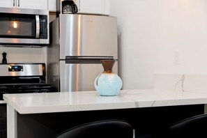 Frigorifero, microonde, forno, piano cottura