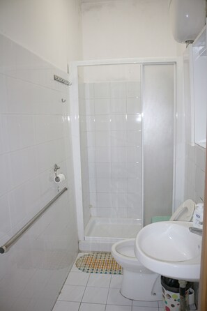 Standard Twin Room | Bathroom | Towels - Roman Place (Rome)