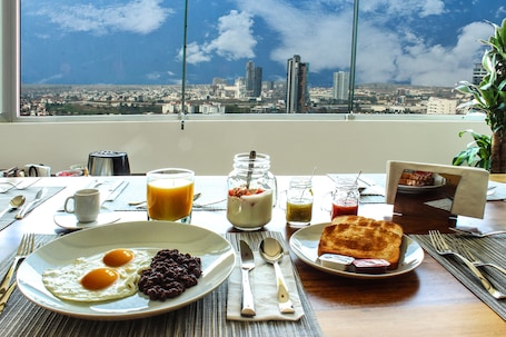 Daily continental breakfast (MXN 120 per person)