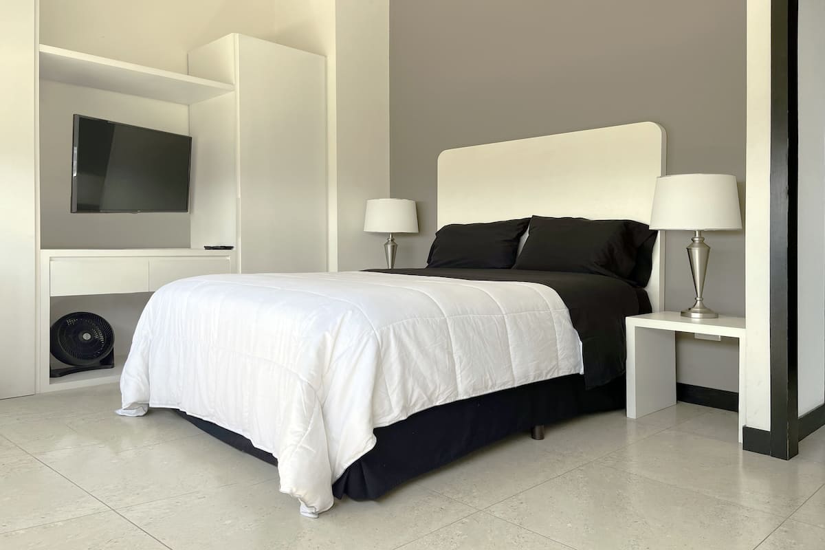Suite familiar, 2 habitaciones, no fumadores | 2 dormitorios, cortinas opacas, tabla de planchar con plancha