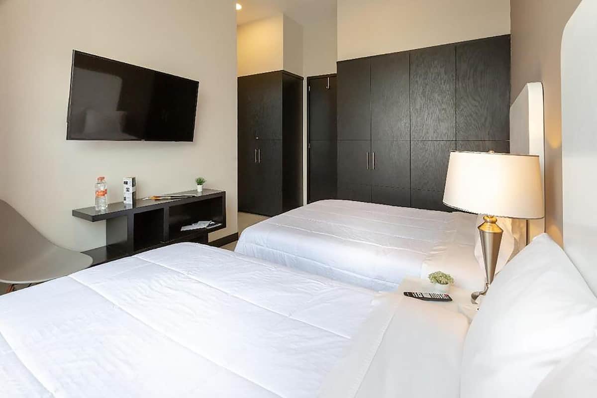Habitación cuádruple básica, 2 camas dobles, no fumadores | 2 dormitorios, cortinas opacas, tabla de planchar con plancha
