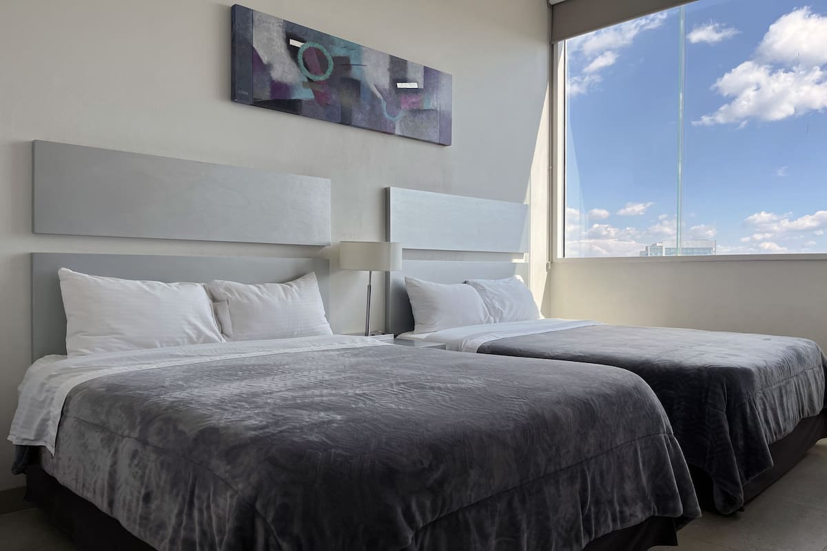 Habitación cuádruple estándar, 2 camas dobles, no fumadores | 2 dormitorios, cortinas opacas, tabla de planchar con plancha