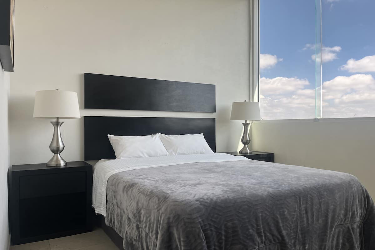Habitación estándar, 1 cama doble, no fumadores | 2 dormitorios, cortinas opacas, tabla de planchar con plancha