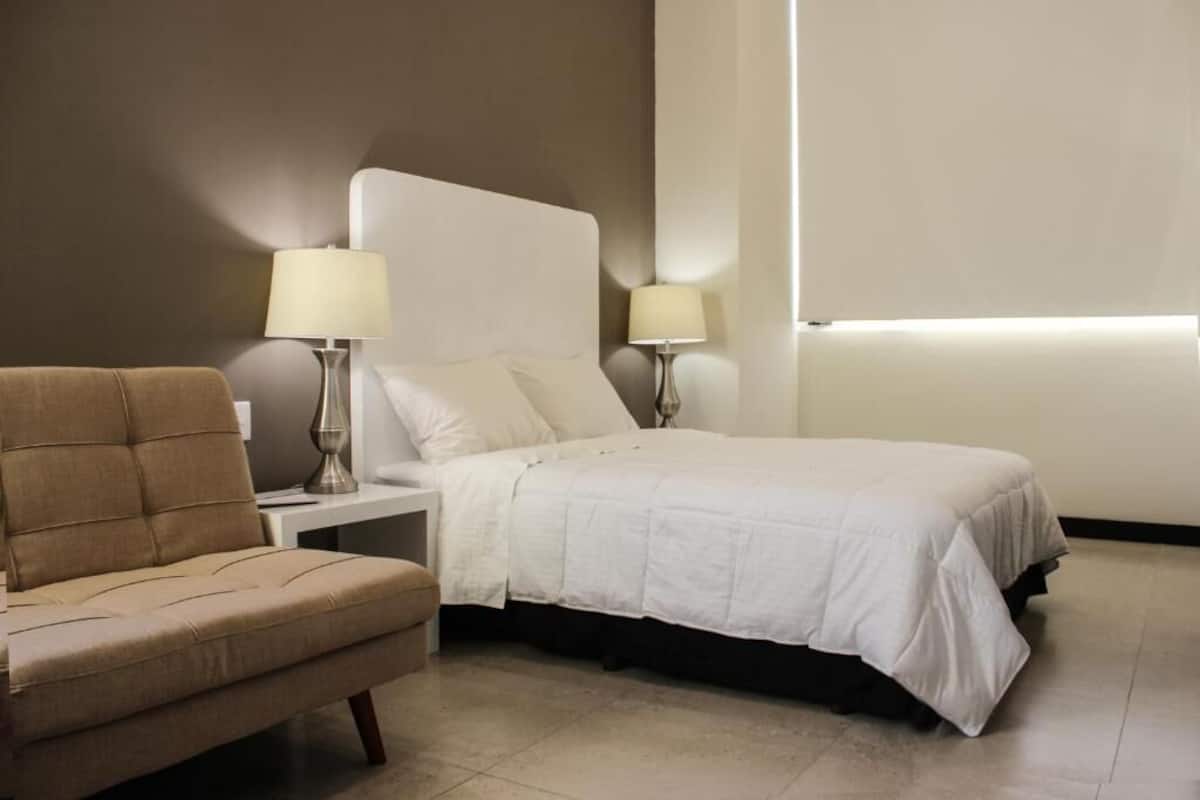 Suite junior, 1 habitación, no fumadores | 2 dormitorios, cortinas opacas, tabla de planchar con plancha