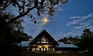 Exterior - Private Villa + Private Beach + Boat + Infinity Pool + Kayaks (Elberta)