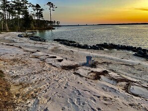 På stranden