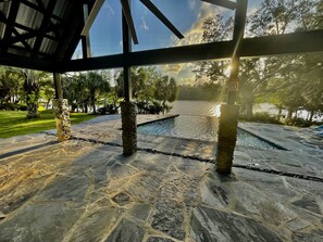 Una piscina al aire libre