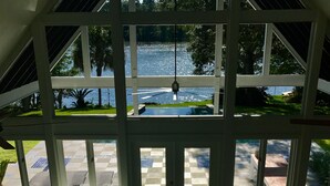Una habitación con vista a una piscina y un patio.