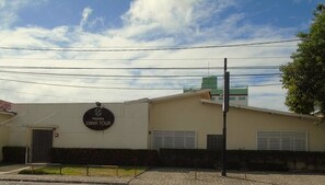 Un edificio con un cartel que dice "POUSADA XAMA TOUR".