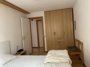 3 bedrooms, free WiFi - 50 metres from the cable car, quiet, spacious apartment, parking and wifi. (Anzère)