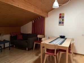 Dining - 50 metres from the cable car, quiet, spacious apartment, parking and wifi. (Anzère)