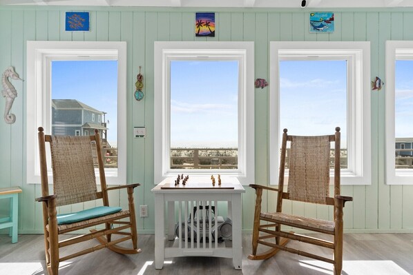 Interior - Smith's Bermuda / 914 E Beach Drive - Coastal Vacation Resorts (Oak Island)