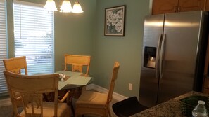 Dining - 5 minutes drive to nr. Siesta Key 2BR /1BA condo.Sienna Park.heated pool (Sarasota)