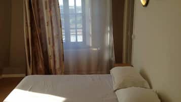 Escritorio, cunas gratuitas, wifi gratis y ropa de cama