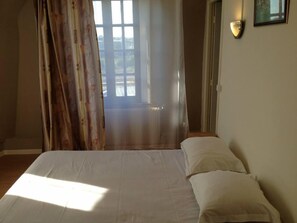 Desk, free cribs/infant beds, free WiFi, bed sheets - Hotel le Bristol (Valenciennes)