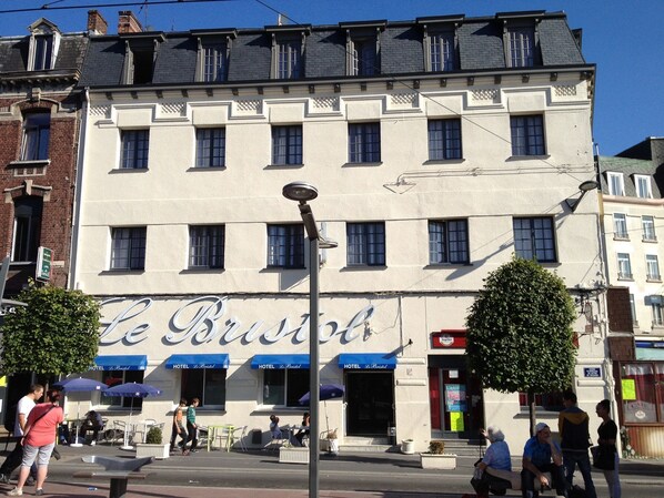Front of property - Hotel le Bristol (Valenciennes)