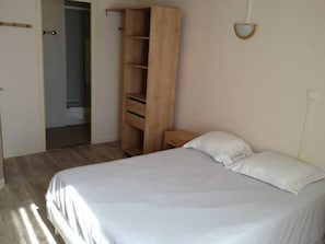Double Room | Desk, free cots/infant beds, free WiFi, bed sheets - Hotel le Bristol (Valenciennes)
