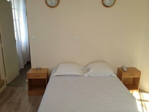 トリプルルーム | デスク、ベビーベッド (無料)、WiFi (無料)、ベッドシーツ