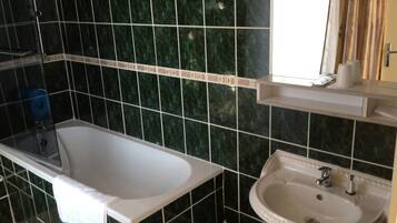 Triple Room | Desk, free cribs/infant beds, free WiFi, bed sheets