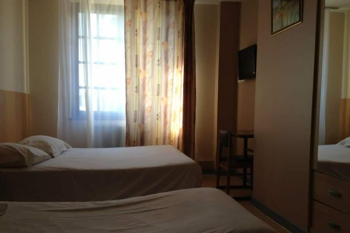 Habitación triple | Escritorio, cunas gratuitas, wifi gratis y ropa de cama