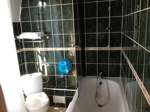 Triple Room | Bathroom | Free toiletries, towels - Hotel le Bristol (Valenciennes)