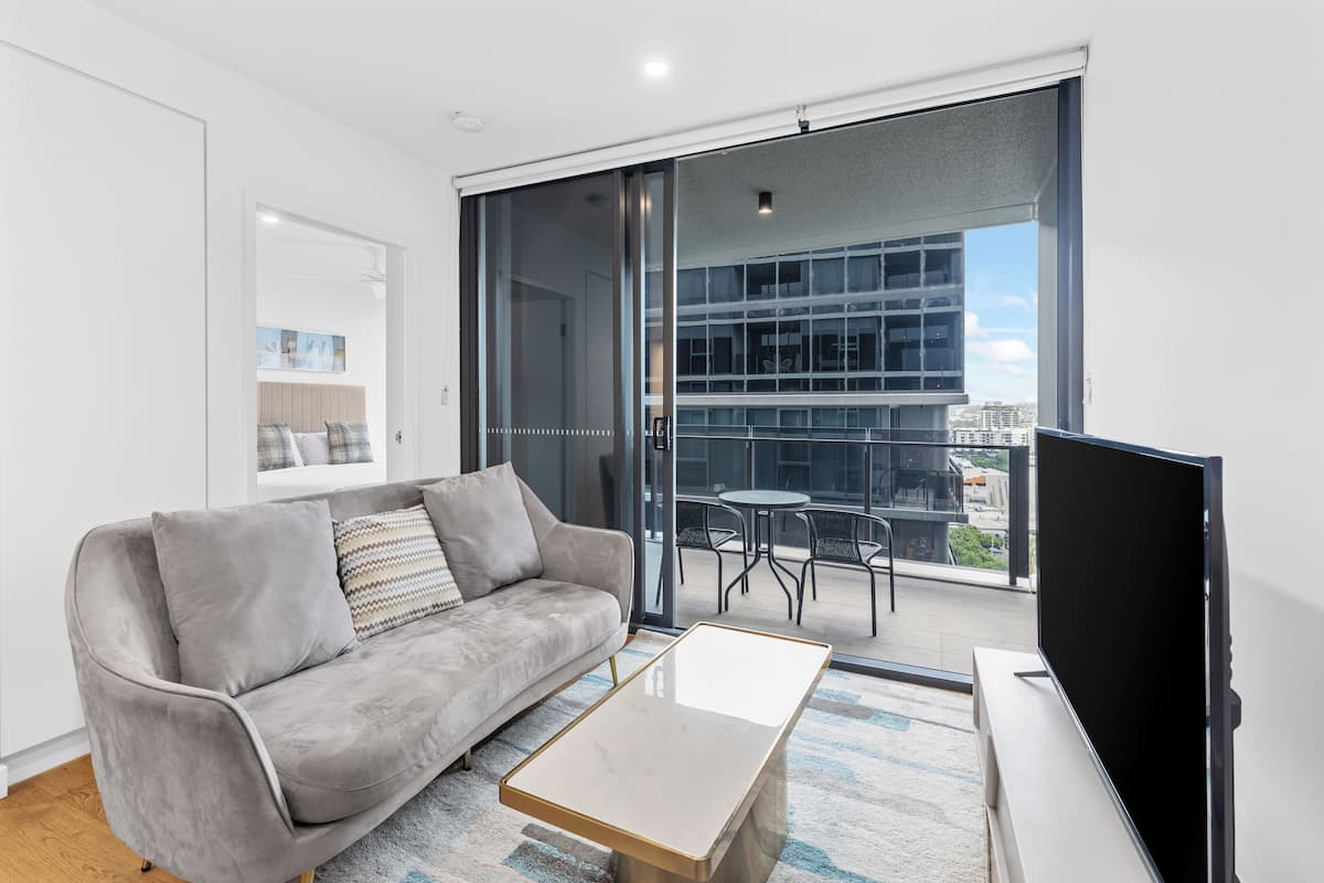 Apartment, 2 Bedrooms (Compact) | Ruang tamu | 50 inci televisyen skrin rata dengan digital, TV