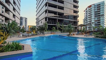 Hồ bơi ngoài trời, mở cửa từ 7:00 đến 22:00, ghế dài tắm nắng