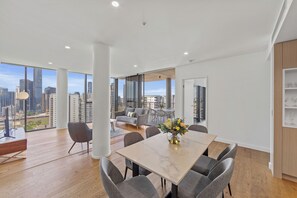 Leilighet – executive, 3 soverom | Spiseområde på rommet