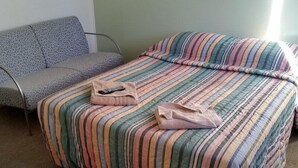 Ensuite Room 1, Shared Toilets | Bed sheets - Australian Hotel Cooma (Cooma)