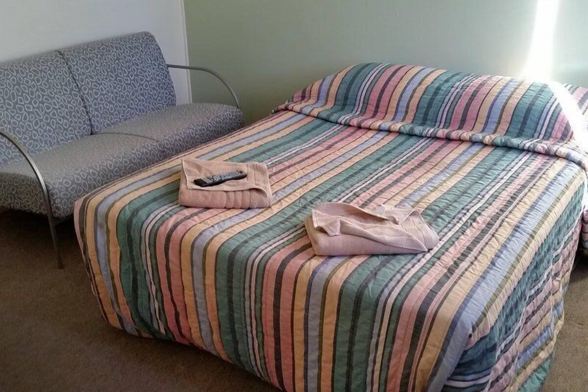 Ensuite Room 1, Shared Toilets | Bed sheets