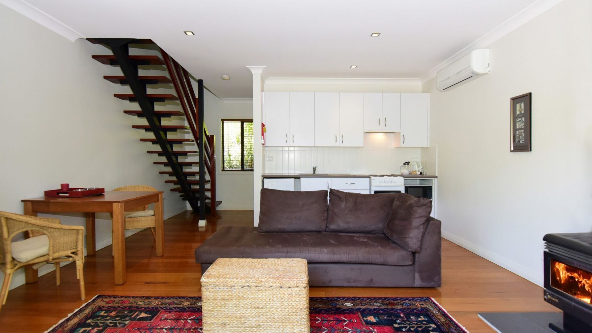 Fernseher, Kamin, DVD-Player