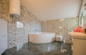 Bathtub - Lovely home in Donji Prolozac with sauna (Donji Prolozac)