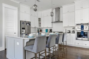 Kylskåp, mikrovågsugn, ugn och spishäll