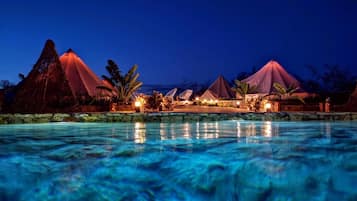 Piscine extérieure, parasols de plage, chaises longues