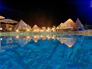 Outdoor pool, pool umbrellas, pool loungers - Hameki- Glamping (Homún)
