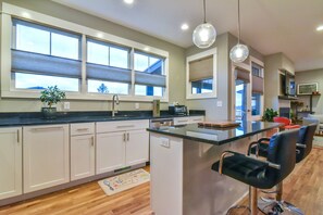 Køleskab, mikrobølgeovn, ovn, kogeplade