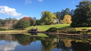 A lakeside property with a house, a dock, and surrounding trees. - Cloud Nine Chalet - Luxury retreat in Upper River! (UPPER KANGAROO RIVER)