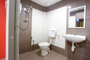 Shower, free toiletries, bidet, towels - Lux Hotel (Teluk Intan)