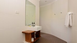 A modern bathroom with a white sink, mirror, and towel rack. - Cloudsong Chalet 3 - Close to the village centre! (KANGAROO VALLEY)