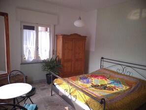 2 Schlafzimmer, Schreibtisch, Reisekinderbett, WLAN