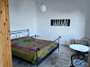 2 Schlafzimmer, Schreibtisch, Reisekinderbett, WLAN