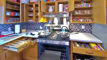 冷蔵庫、電子レンジ、オーブン、コンロ