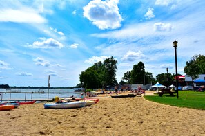 På stranden, solsenger og strandhåndklær