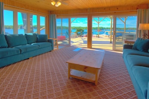 Smart TV, fireplace, video library, stereo - Lakefront • Hot Tub • Walk to Beach & Downtown (Lake Odessa)