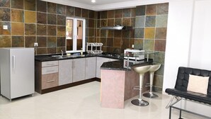 Casa | Cocineta privada | Refrigerador, microondas, parrilla de estufa y utensilios de cocina 