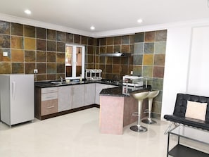 Casa | Cocineta privada | Refrigerador, microondas, parrilla de estufa y utensilios de cocina 